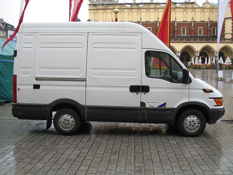 File:Iveco Daily 35S11 z boku.jpg