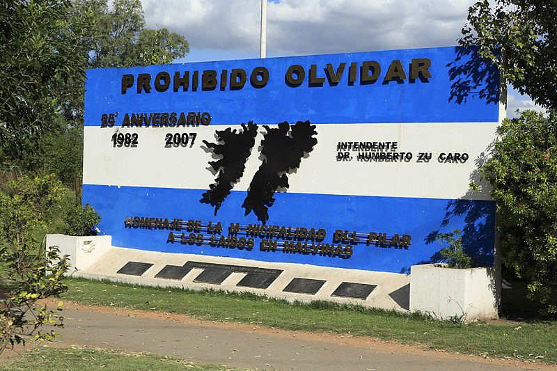 File:J34 430 El Pilar, »prohibido olvidar«.jpg