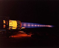 תמונה של פעולת מבער של מנוע J58 שהיה למנוע של מטוס ה־SR-71. ניתן לראות בבירור את ההשפעה של המבער על הטמפרטורה של צינור הפליטה של המנוע הזוהר מרוב חום. הדלק הייחודי למנוע זה הוא בעל טמפרטורת הצתה ובערה גבוהים למדי.