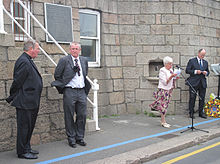 John Nettles (2. v. l.) bei einer Veranstaltung am 28. Juni 2013 im Hafen von Saint Helier zum Gedenken an die Bombardierung und die Opfer der Insel Jersey durch die deutsche Luftwaffe am 28. Juni 1940.