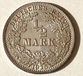 1/2 márkás ezüstérme előoldala, az 50 pfenniges helyett 1905-ben vezették be.