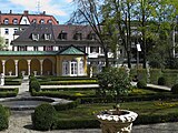English: Garden of the Castle Suresnes in Munich. Deutsch: Garten des Schlosses Suresnes in München.