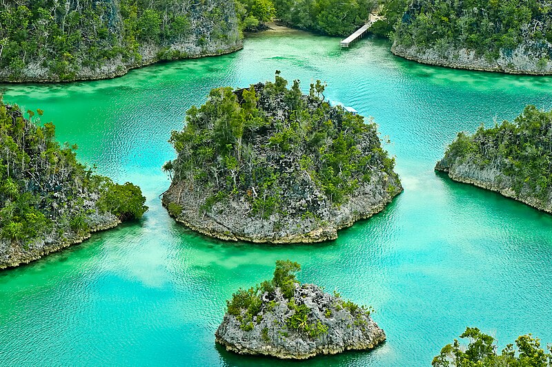 File:Kepulauan Pianemo-Raja Ampat.jpg