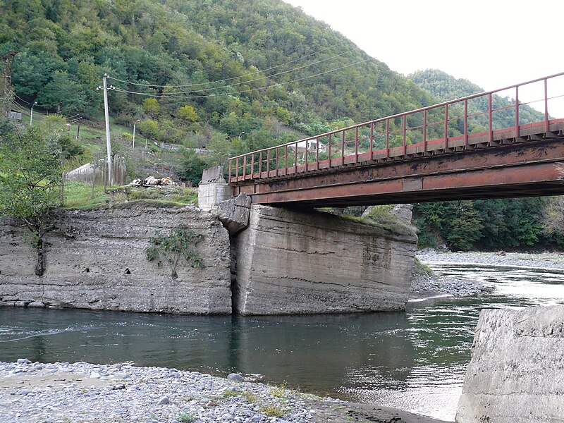 File:Khanistskali damaged bridge in Dapenili 2014.JPG