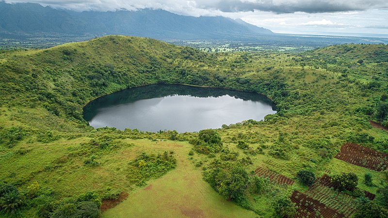 File:Kiungululu Crater Lake 62.jpg
