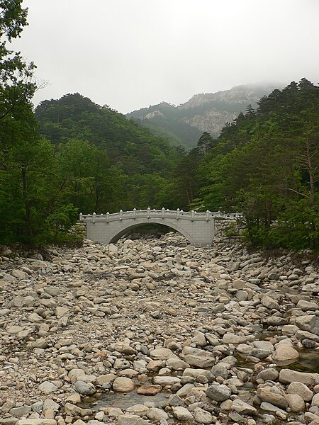 File:Korea-Seoraksan-Bridge-Stones-01.jpg