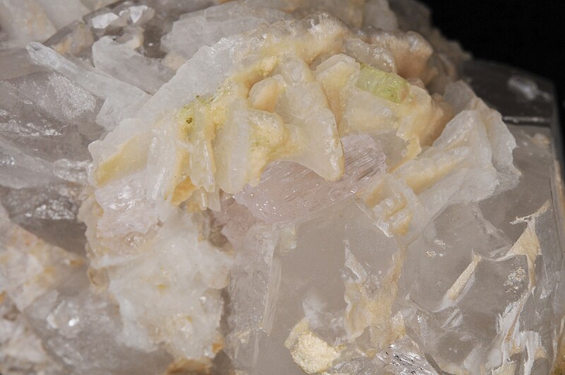 File:Kunzite, elbaïte, cleavelandite, quartz.JPG