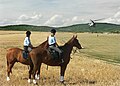 Vrtulník Mi-17 a příslušnice jízdní policie na oslavě 80. výročí