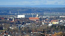 Memmingen von Südosten, im Hintergrund das württembergische Berkheim, am Horizont die Schwäbische Alb