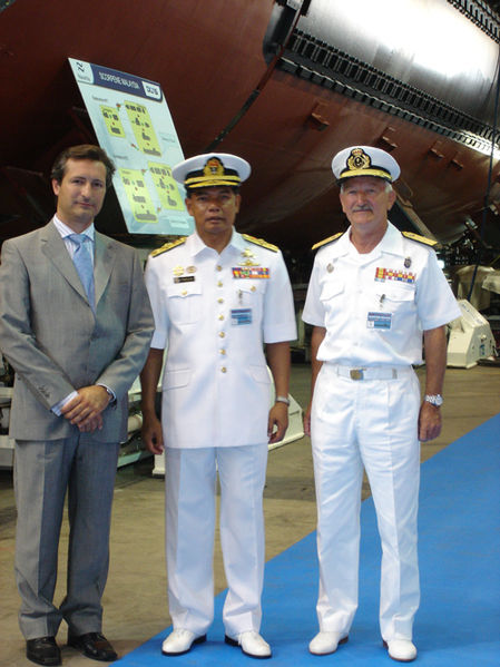 File:Laksamana Tan Sri Ramlan Mohamed Ali dan Almirante Manuel Otero.jpg