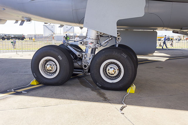 640px-Landing_gear_on_RAAF_%28A39-002%29_Airbus_KC-30A_%28A330-203MRTT%29_on_display_at_the_2013_Avalon_Airshow.jpg