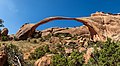 Landscape Arch, najdlhší z mnohých prírodných skalných oblúkov v Národnom parku Arches v Utahu