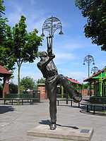 Statue av Harold Larwood på Kirkby Market Square