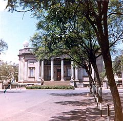 Library in Nairobi (3200380321).jpg