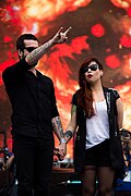 Mendonça with Pitty at Lollapalooza Brazil (29 March 2013)