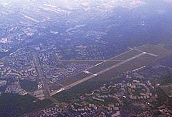 Vedere aeriană a aerodromului, privind aproximativ nord-sud