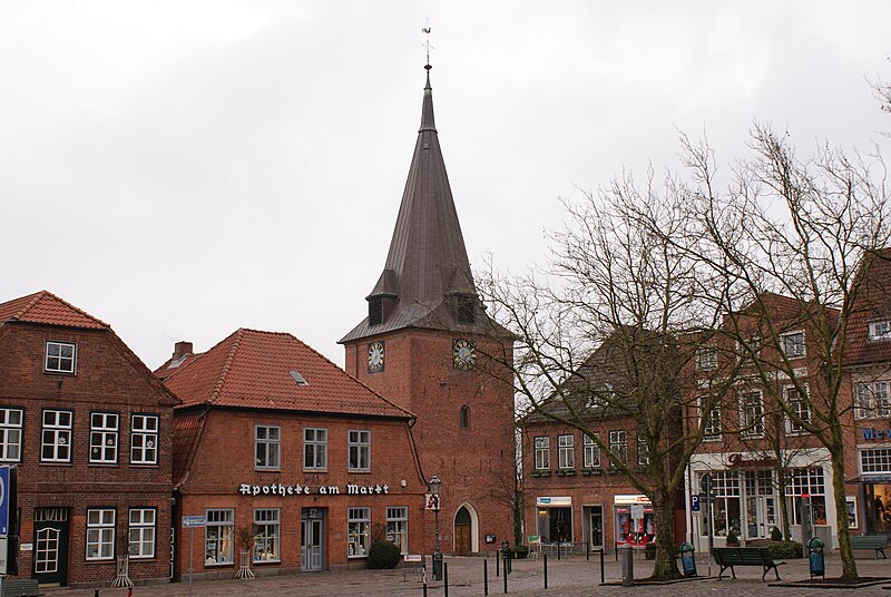 File:Luetjenburg, Markt.JPG