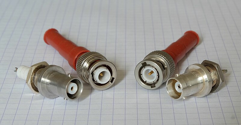 File:MHV vs BNC connectors.jpg