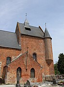 Le chœur, beaucoup plus haut que l'abside, est la seule partie fortifiée de l'église. Il est surmonté d'un clocheton couvert d'ardoise.