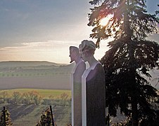 Marmorhermen am Max-Klinger-Haus in Großjena