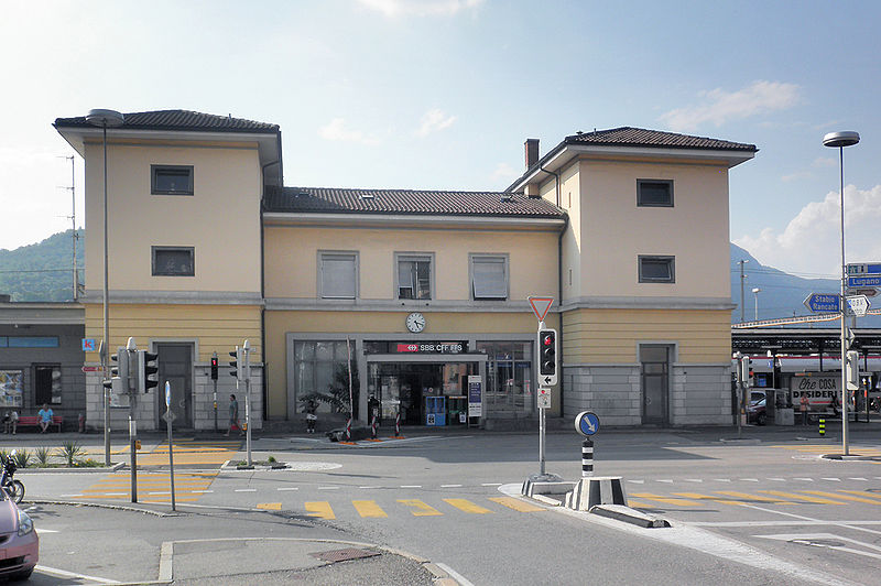 File:Mendrisio staz ferr lato strada.JPG