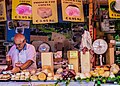 Mercante di formaggio del mercato storico di Ballarò a Palermo.jpg