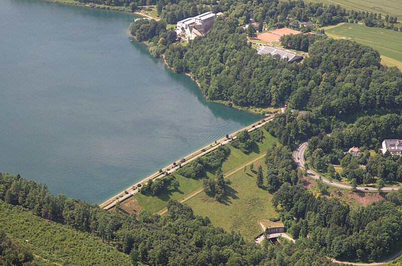 File:Meschede Staudamm Hennesee Sauerland Ost 759 pk.jpg