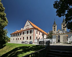 Vstupní brána kláštera s budovou děkanství a bazilikou Navštívení Panny Marie