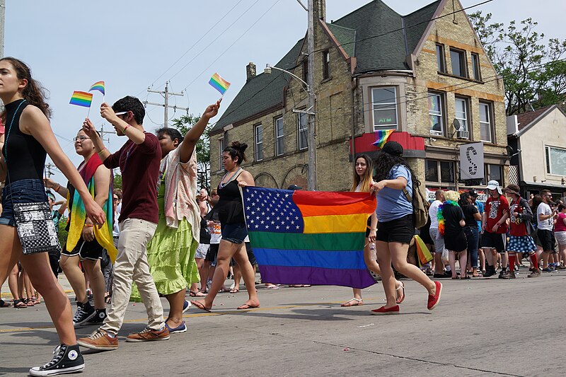 File:Milwaukee Pride Parade 2017 (34415185594).jpg