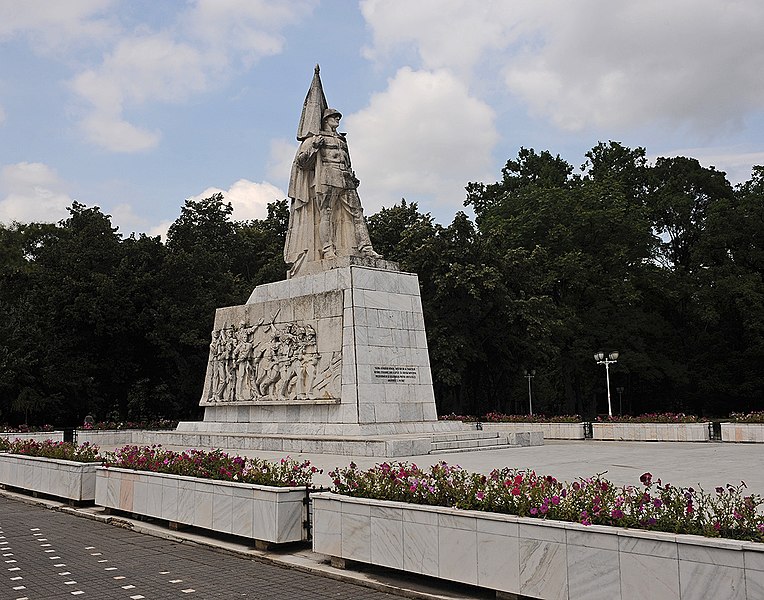File:Monumentul Eroilor - panoramio.jpg