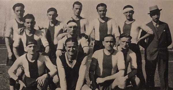 Starting from the 1933–34 season, Monza wore red-and-white kits.