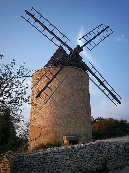File:Moulin de St Saturnin lès Apt.JPG