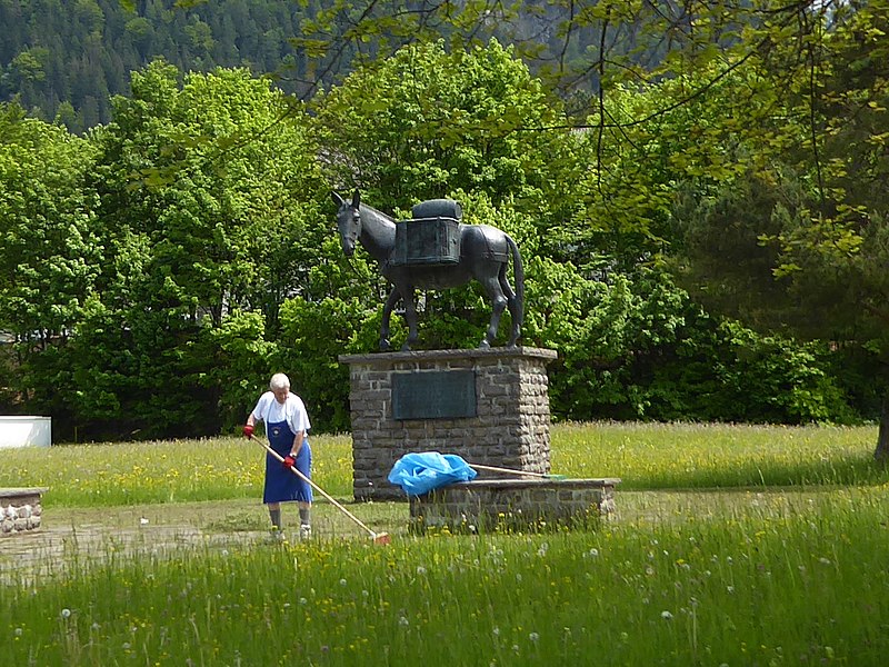 File:Muli-Skulptur vor der Karwendelkaserne Mittenwald.JPG