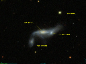 NGC 2944 с LEDA 1990710 (lu) и LEDA 27534 [1] SDSS-изображение