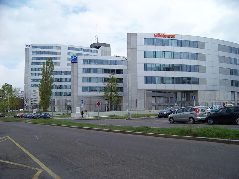 File:Na hřebenech II, Kavčí Hory Office Park (01).jpg