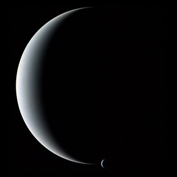 File:Neptuno y Tritón (Voyager2).jpg