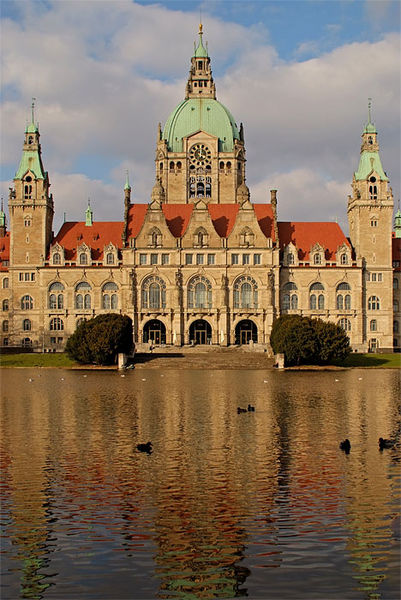 File:Neues Rathaus Hannover am Maschteich.jpg