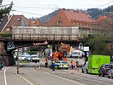 Oberleitungsarbeiten der Freiburger Verkehrs AG in der Heiliggeiststraße unter der Brücke der Breisacher Bahn