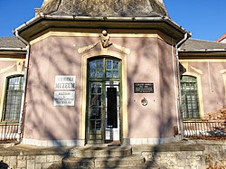 Csiszár Árpád emléktáblája az általa alapított múzeum bejáratánál