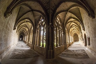 Deux allées du cloître.