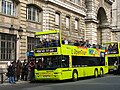 Ein gelber Doppelstockbus der Paris l'Open Tour