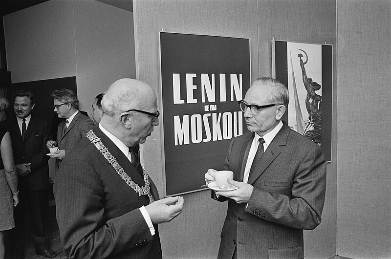 File:Opening van de fototentoonstelling 'Lenin in Moskou' in de Van Houweningenschool, Bestanddeelnr 923-6826.jpg