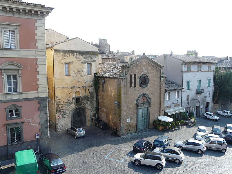 File:Orvieto-piazza del popolo.jpg