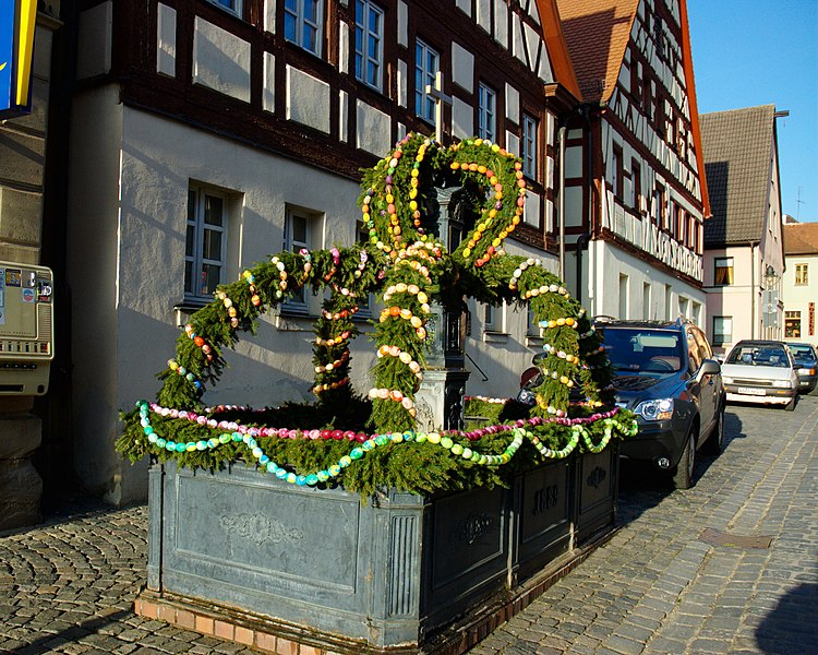 File:Osterbrunnen Windsbach 2269.jpg