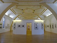 Vue de l'étage organisé en salle d'exposition.