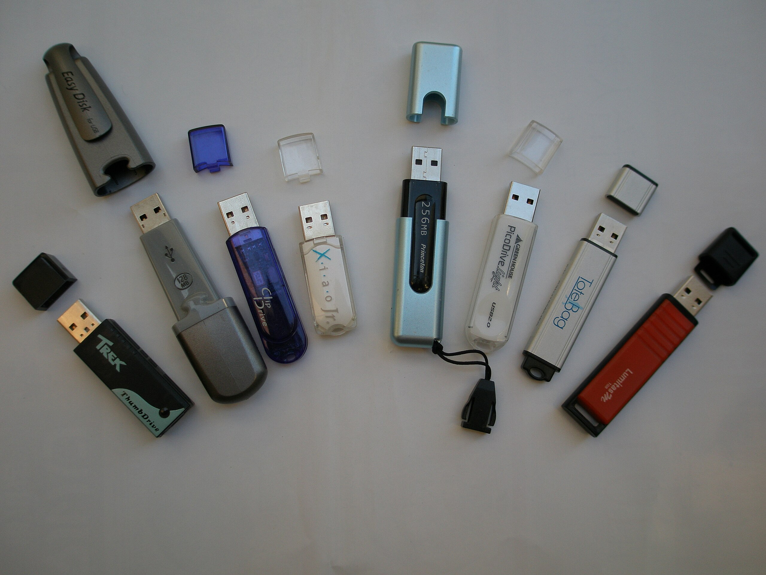 https://upload.wikimedia.org/wikipedia/commons/thumb/6/60/PC_Mass_storage_device_USB_flash_drives.jpg/2560px-PC_Mass_storage_device_USB_flash_drives.jpg