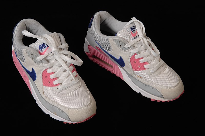 File:Paar sneakers, Nike, Air Max, objectnr 91282-1-2.JPG