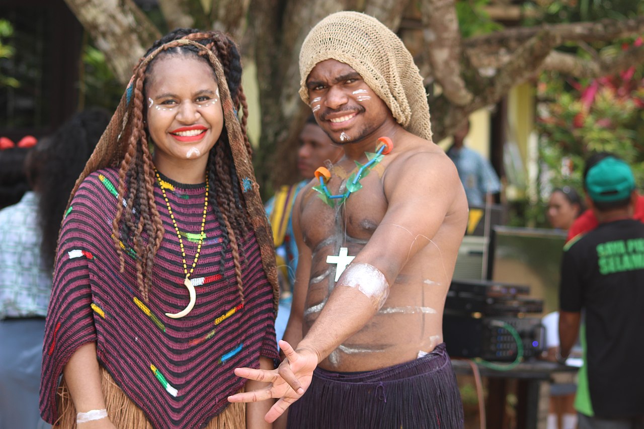 File:Pakian Adat ( sali dan rok rumbai ) Kebudayaan Papua, Indonesia