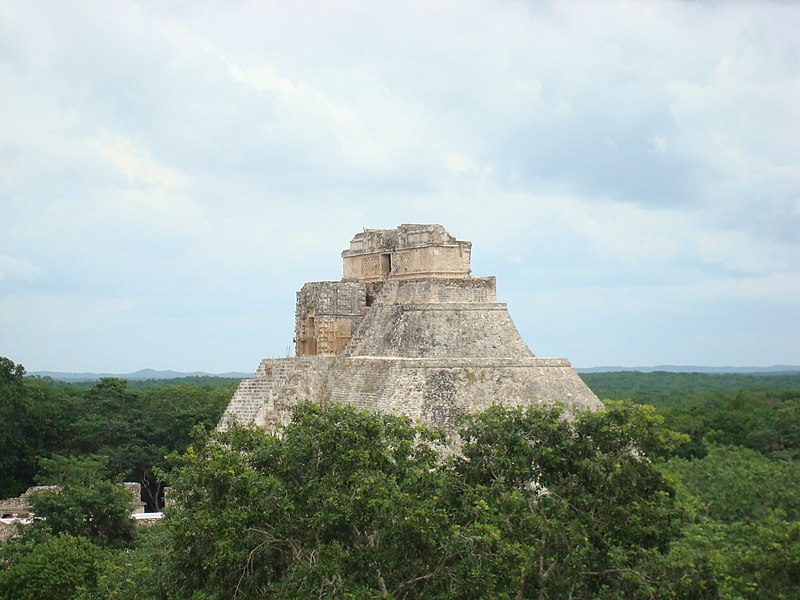 File:Palacio del Adivino ( Uxmal ) Yucatán - panoramio.jpg