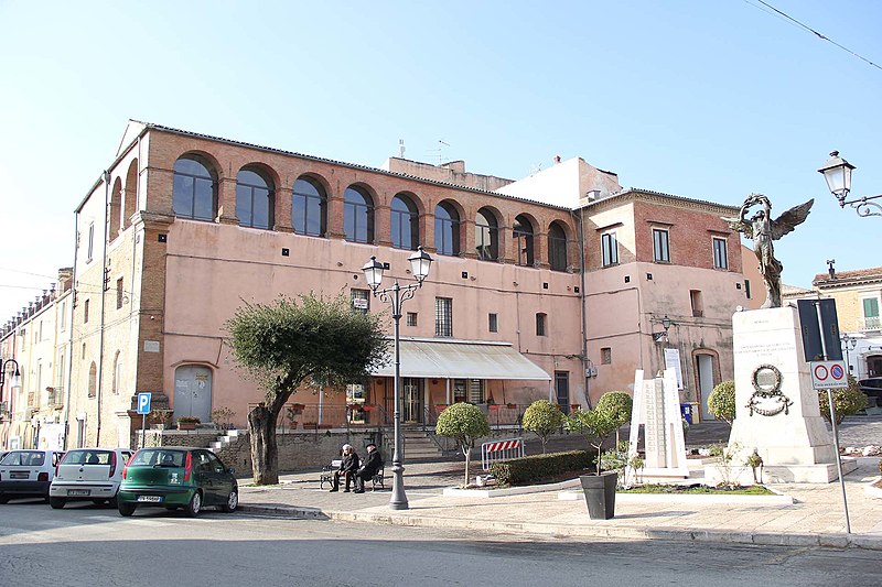 File:Palazzo Baronale di San Martino in Pensilis.jpg